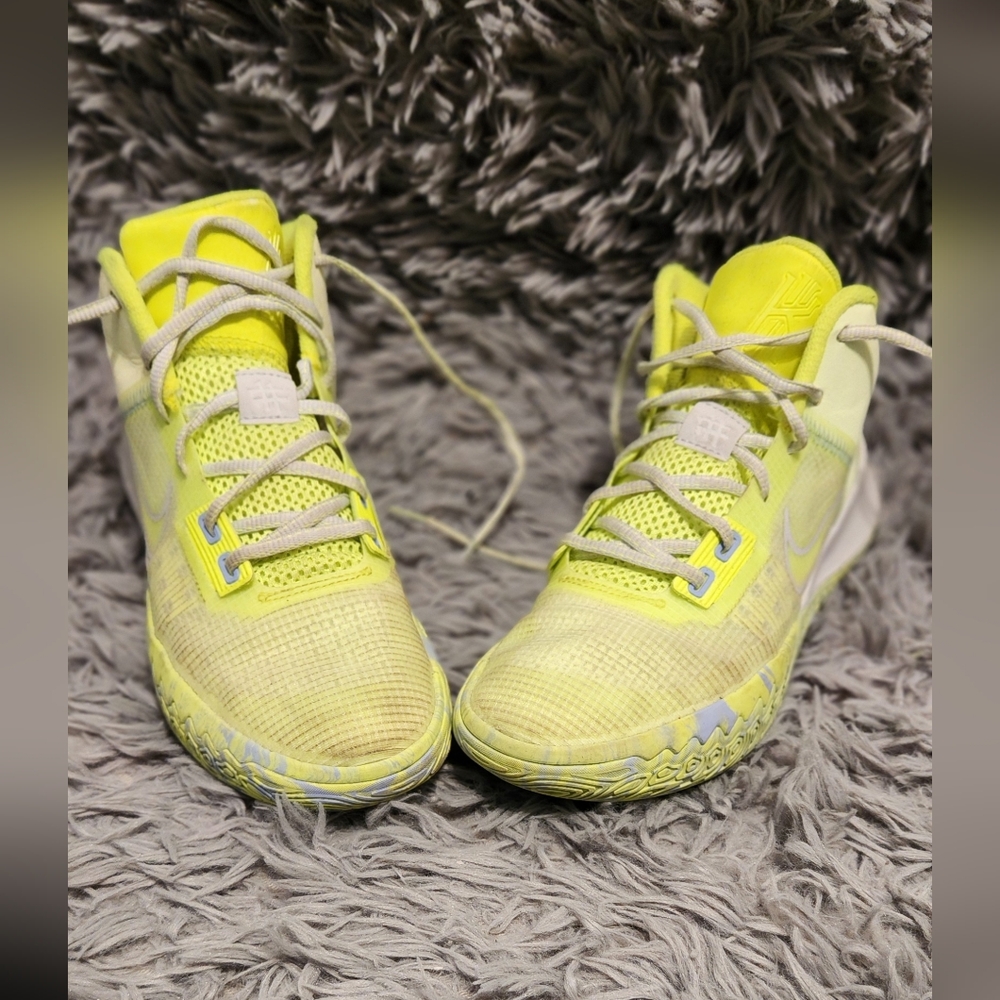 MENS NIKE KYRIES SIZE 7.5